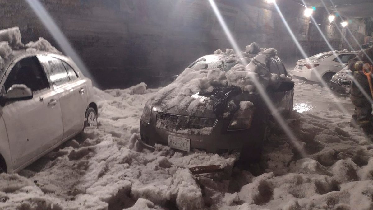 24 Morelos Auto atrapado lluvia granizo Edomex