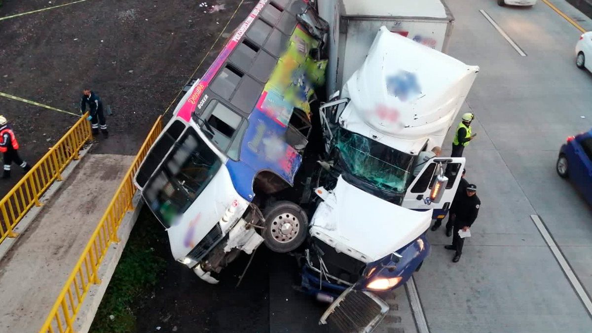 24 Morelos Choque entre ruta y tráiler en la México - Querétaro