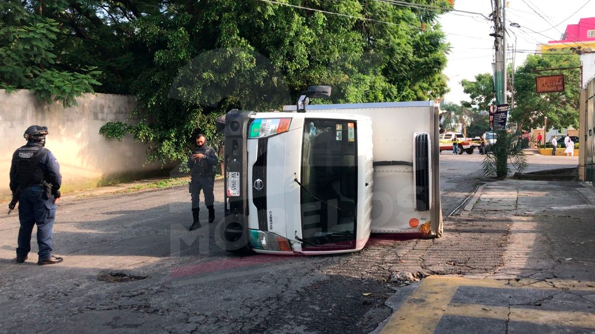24 Morelos camión volcado en avenida Domingo Diez