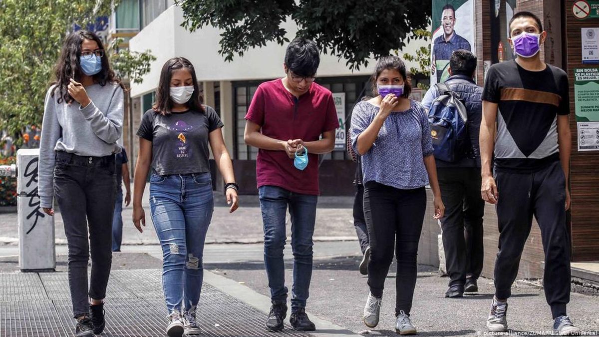 Jóvenes, blanco de nuevas cepas de COVID 19