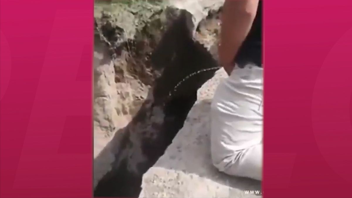 Sujetos entran al socavón de Puebla para orinarlo