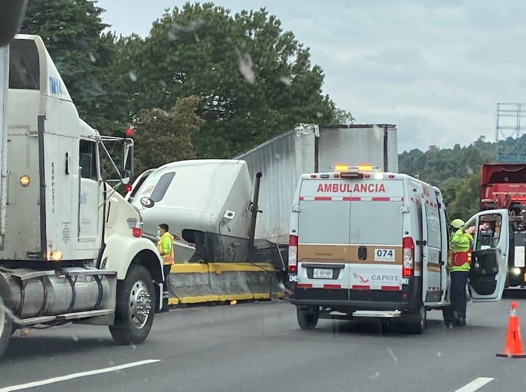 Tráiler vuelca en la México – Cuernavaca