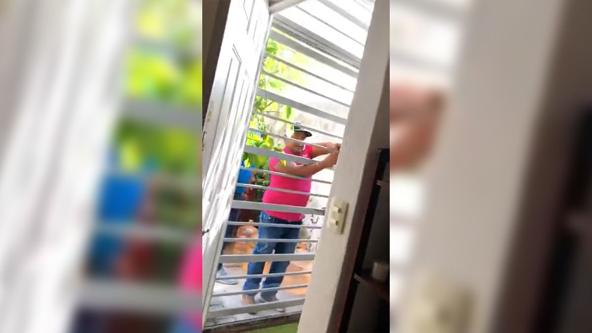 Sorprende a ladrones intentando entrar a su casa