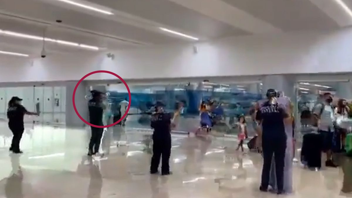 Policías reciben a turistas con música, baile y mensajes positivos