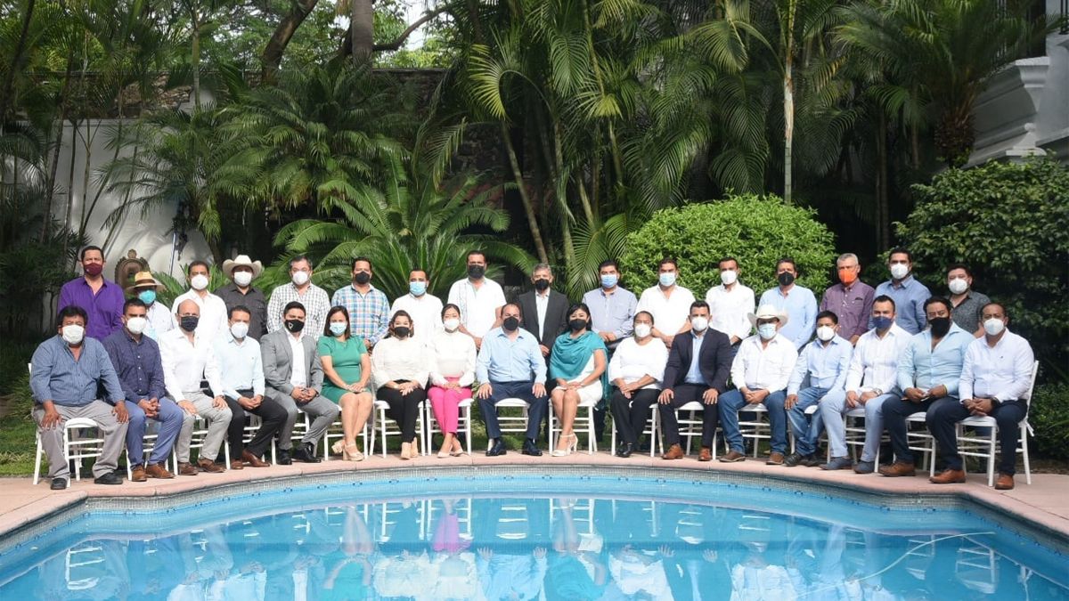 Se reúne Gobernador con los 33 alcaldes electos de Morelos