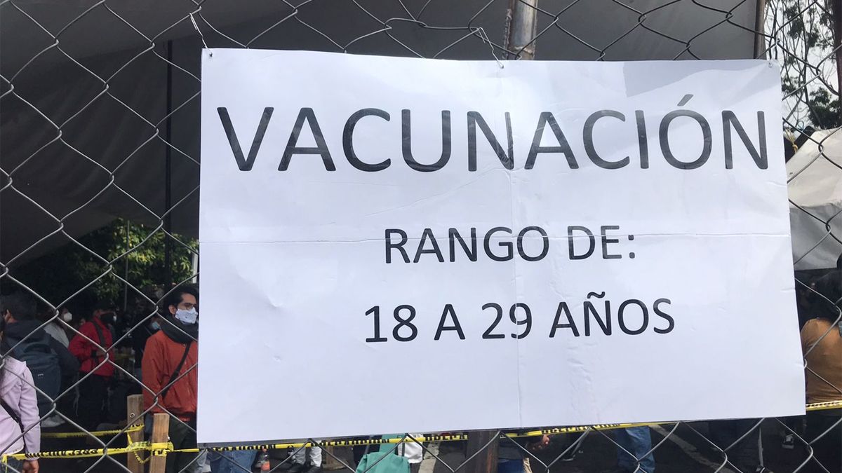 Jóvenes esperan horas para recibir vacuna en Temixco