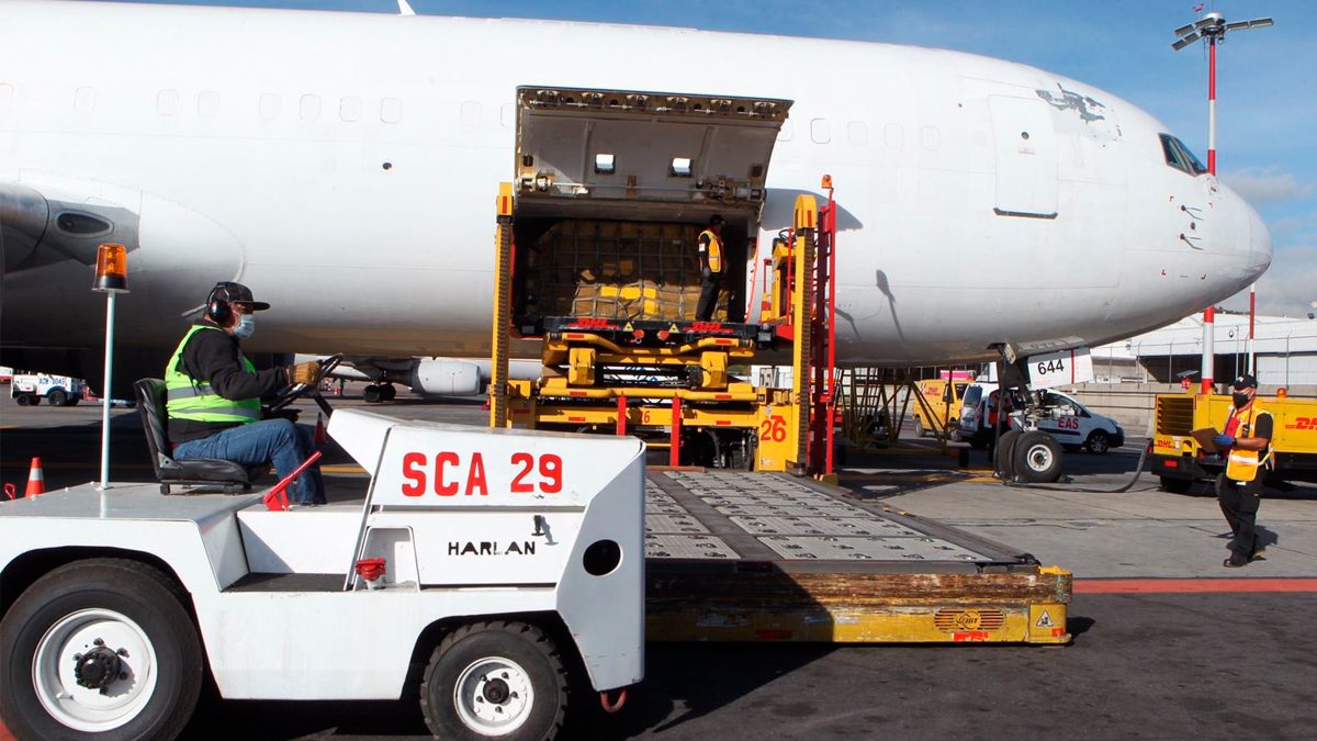 Avión con vacunas contra COVID-19