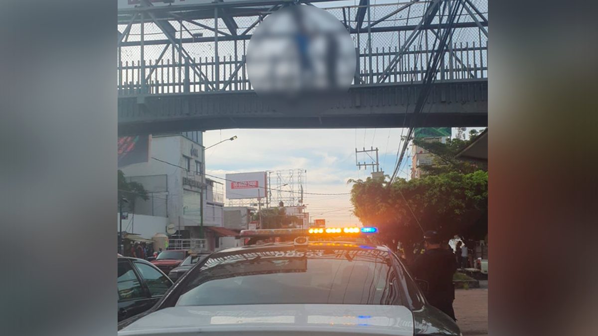 Hombre intenta saltar desde puente peatonal