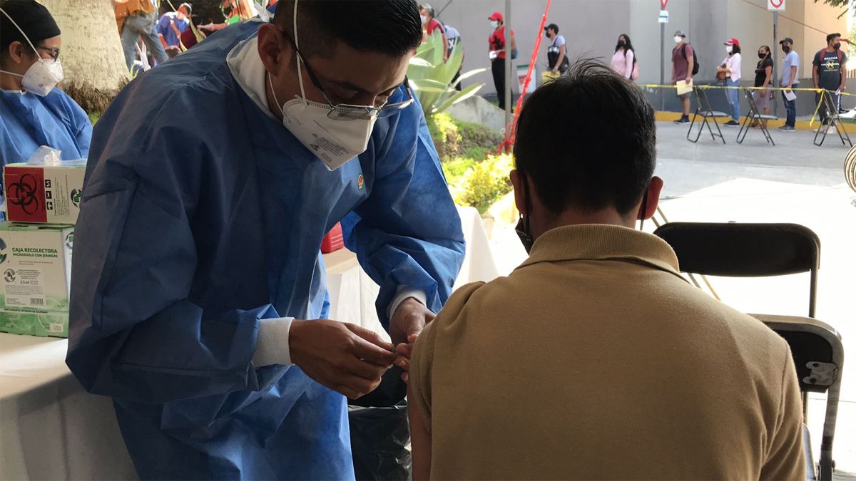 Gracias a la vacunación, Uriel estará un poco más seguro ante el COVID