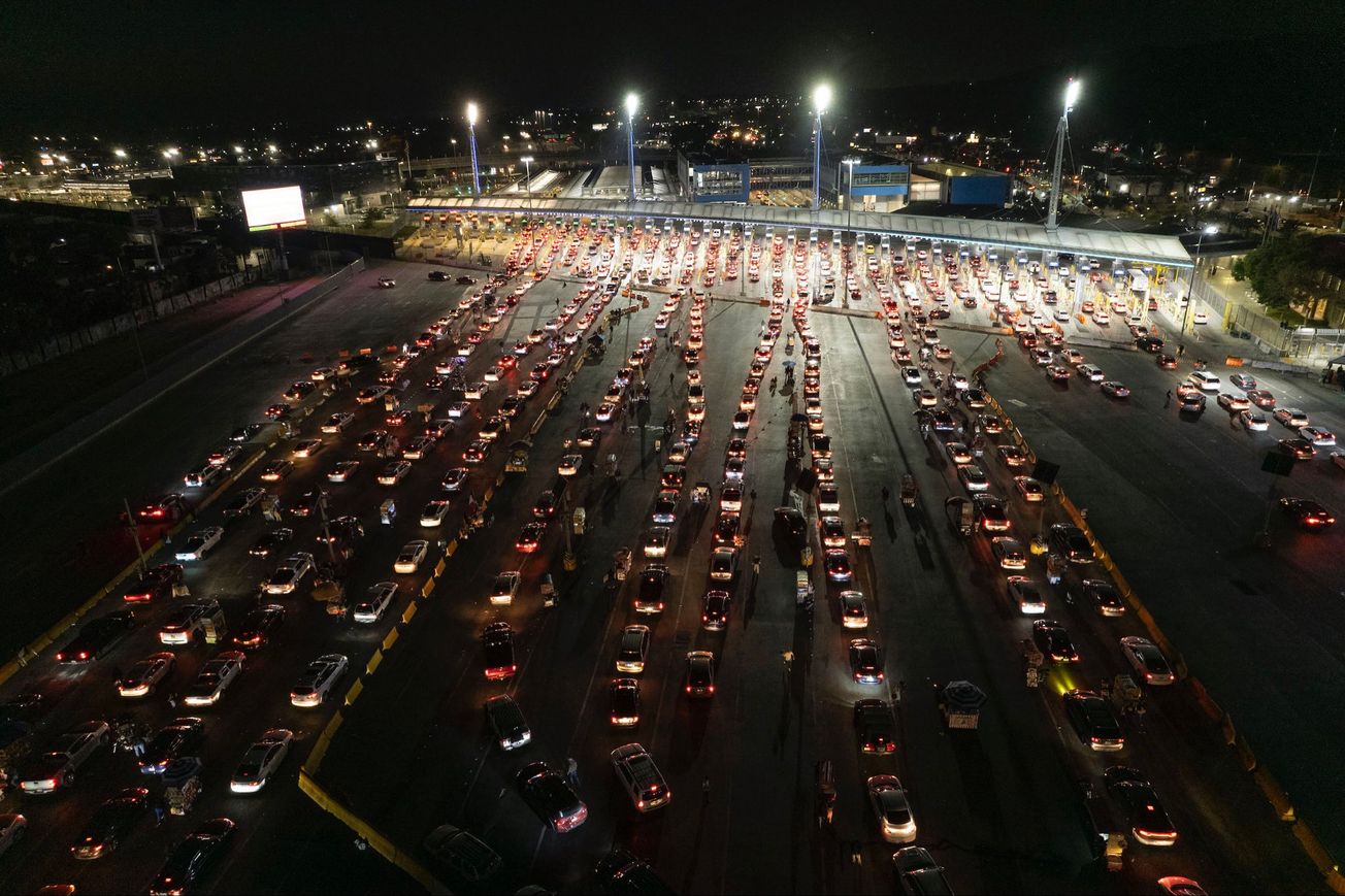 Reabre EEUU fronteras para actividades no esenciales