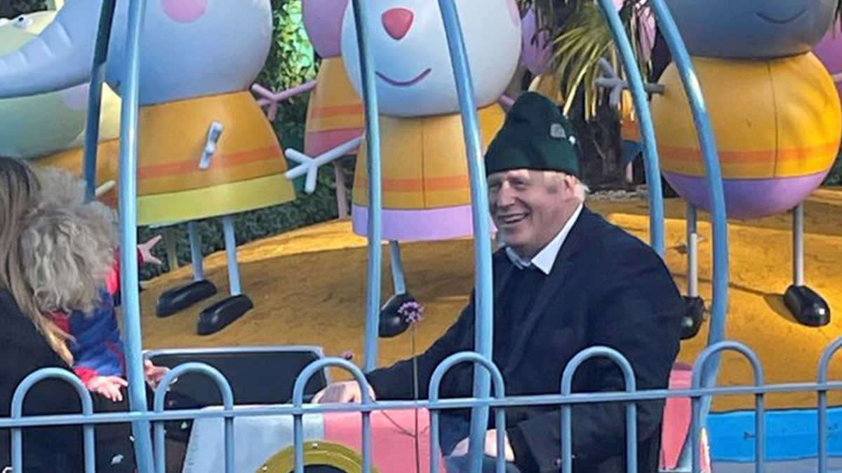 Elogia Boris Johnson a Peppa Pig frente a líderes empresariales