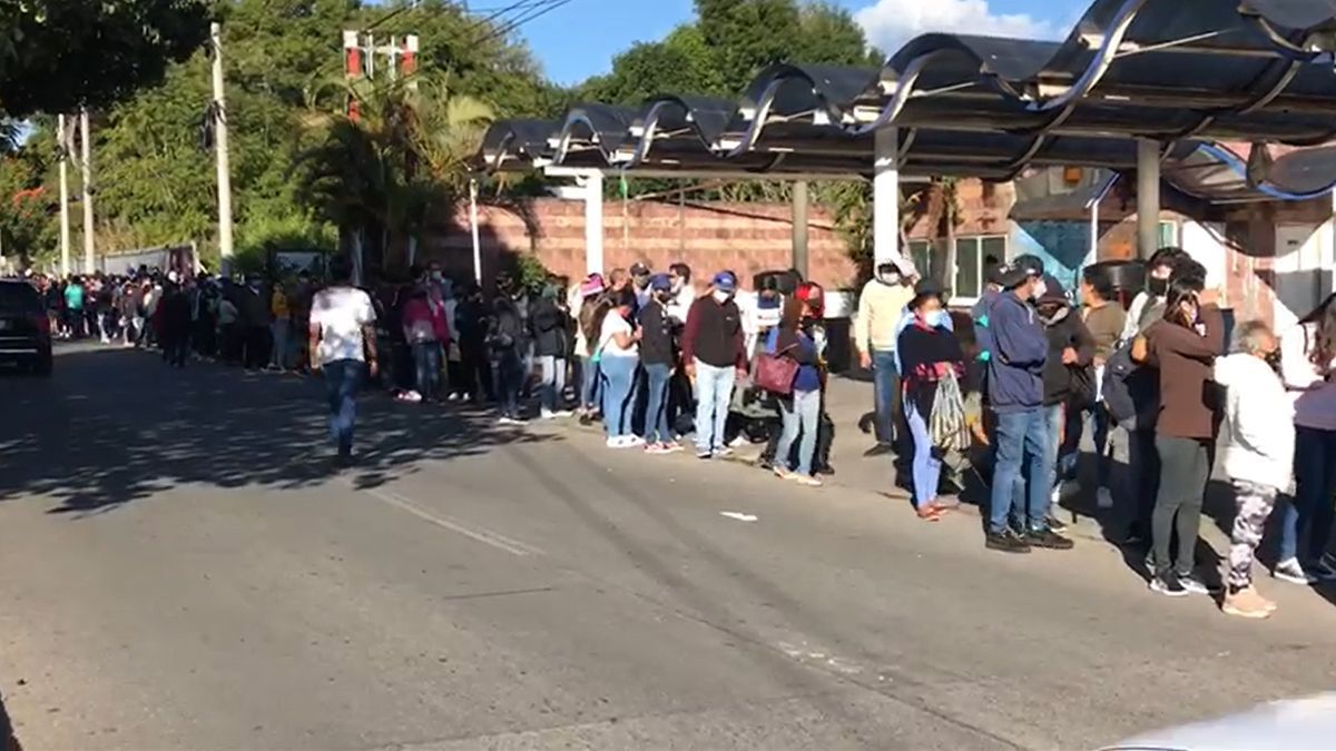Adolescentes abarrotan módulos de vacunación COVID en Cuernavaca