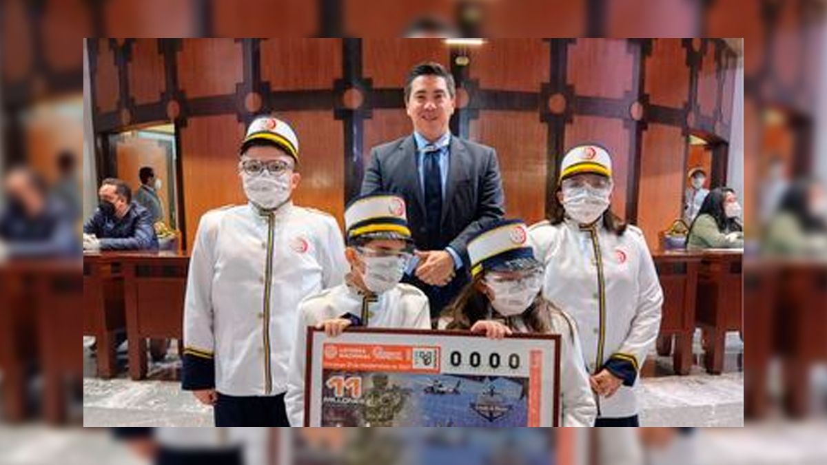 Develan cachito conmemorando la Austeridad Republicana