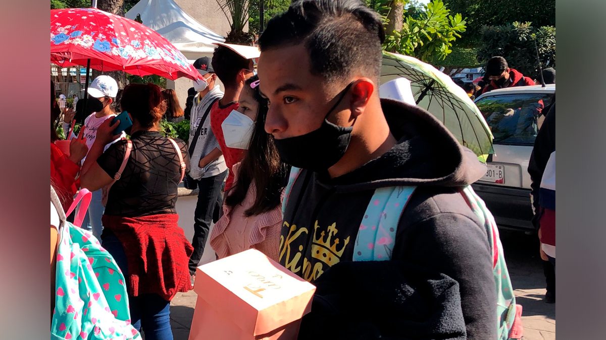 Pareja de novios en vacunación de Jiutepec