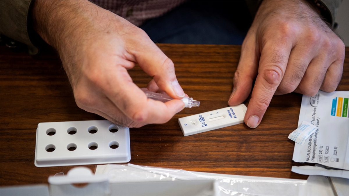 Venden kit de “autocontagio” de COVID-19 en Países Bajos