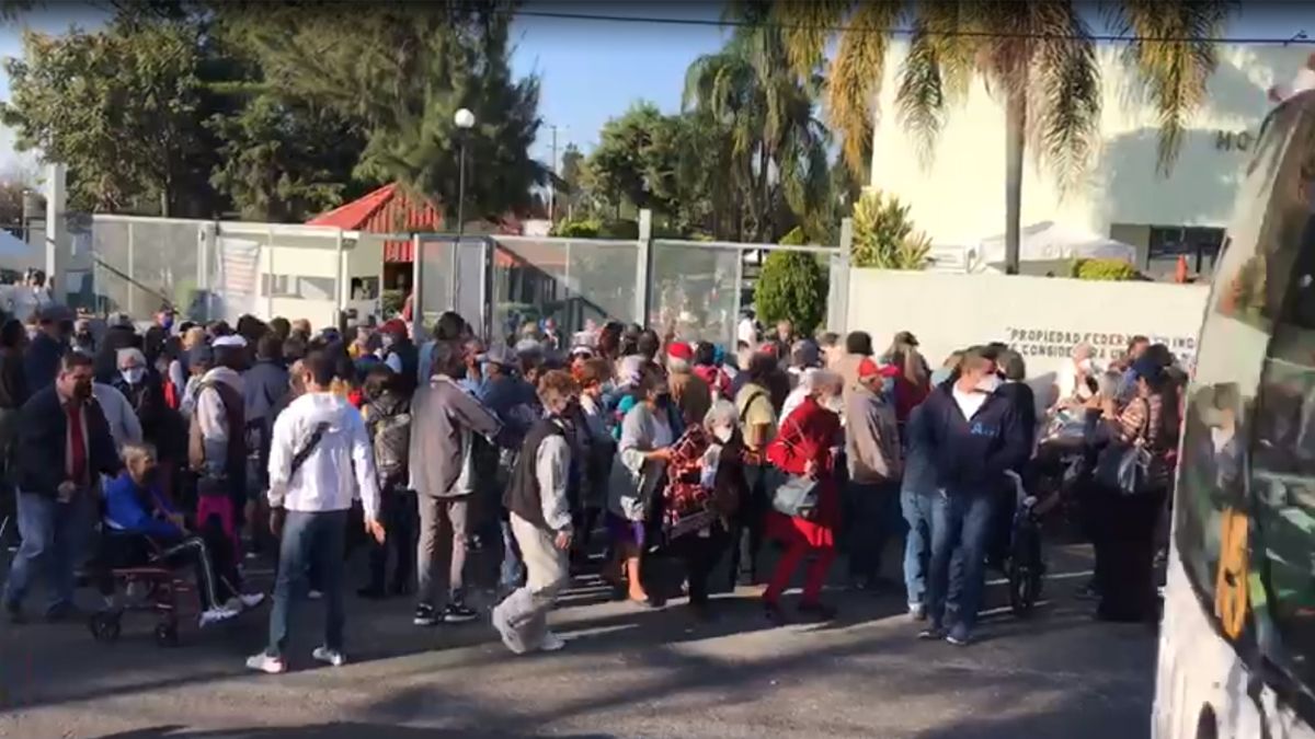 Continúa el caos en vacunación tercera dosis para adultos mayores en Cuernavaca