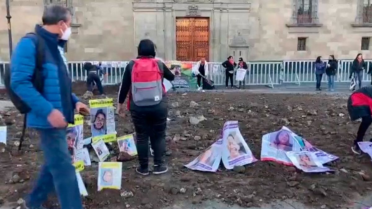 Protestan familiares de personas desaparecidas en Palacio Nacional