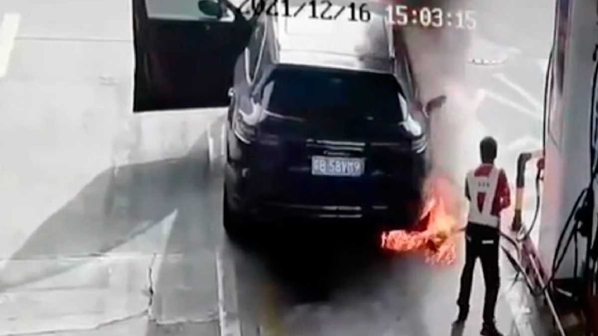 Incendia hombre una camioneta con su dueña adentro