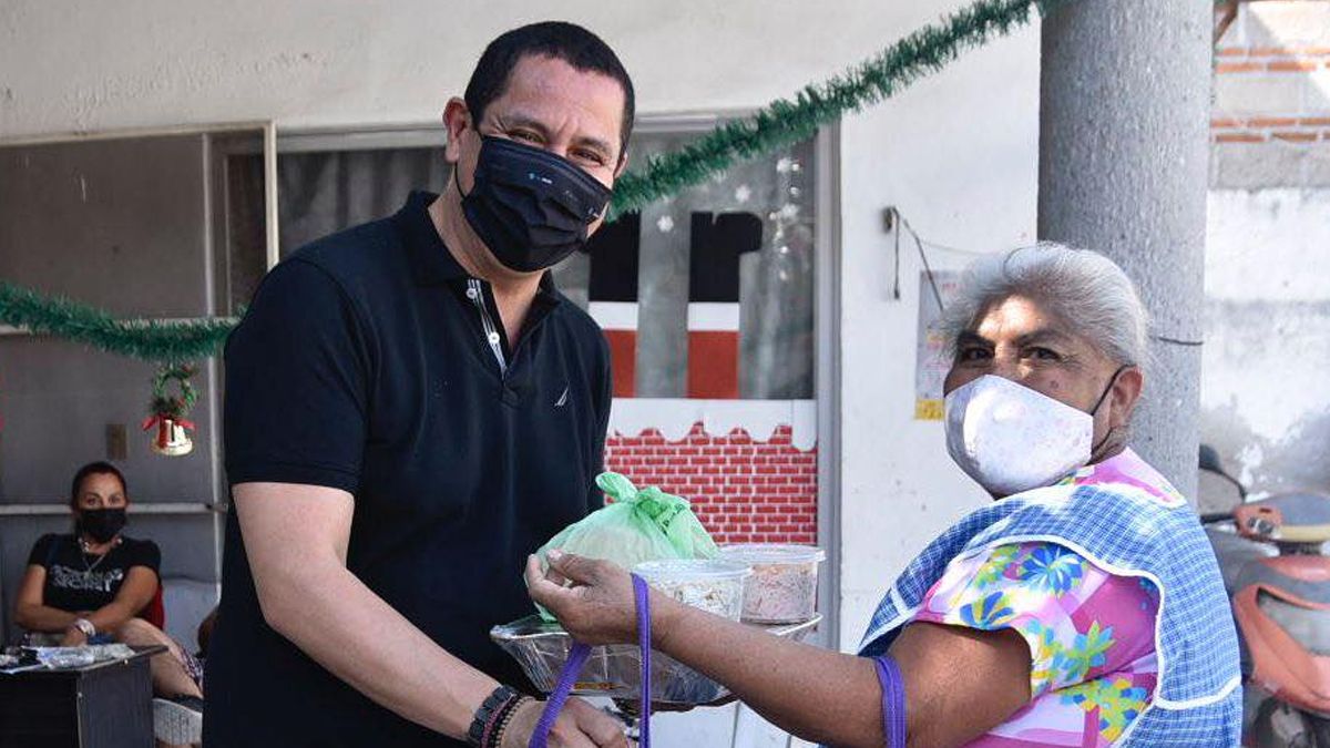 Dona alcalde de Jojutla docenas de cenas navideñas a familias de escasos recursos