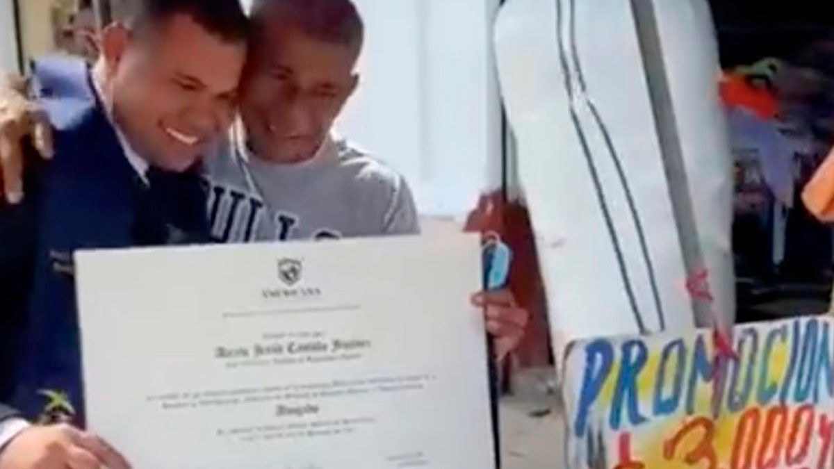 Agradece joven a su padre luego de obtener su título universitario