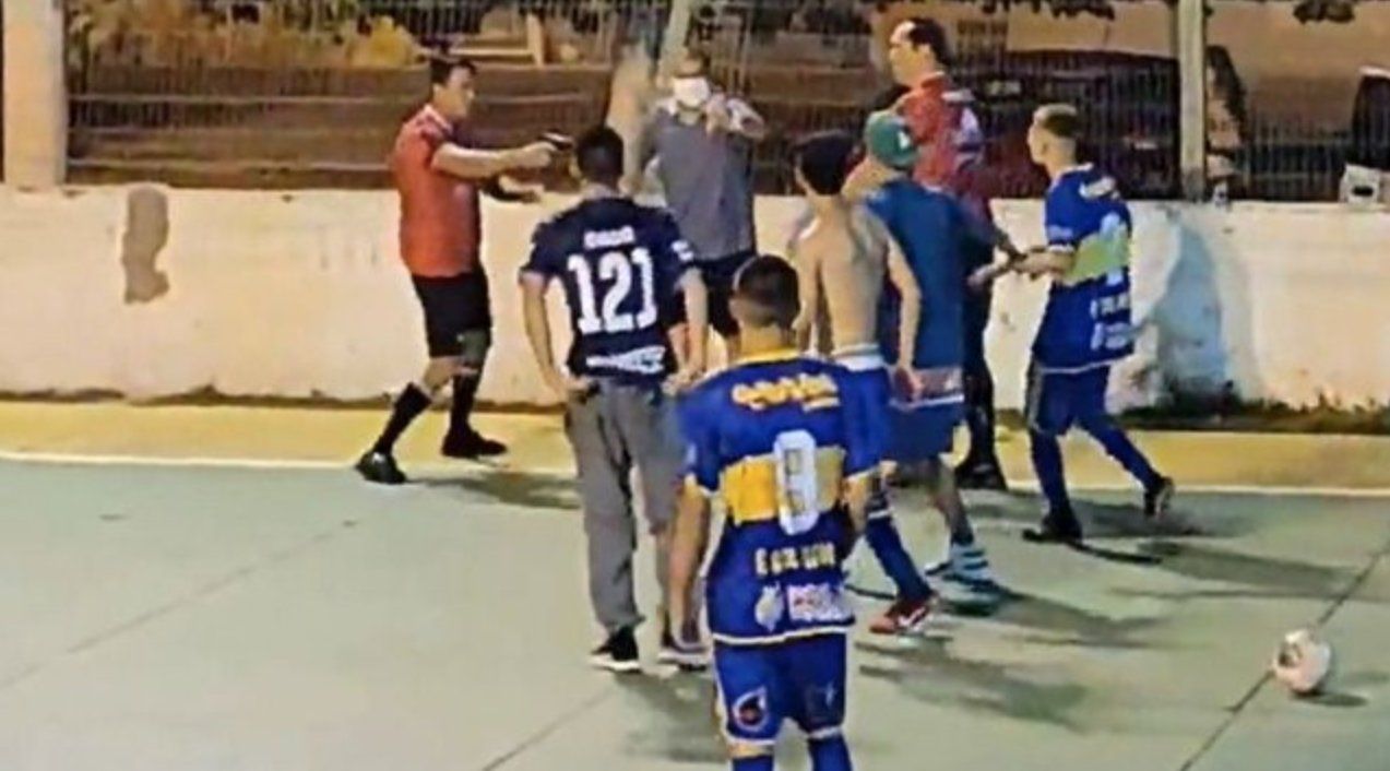 Agrede árbitro a jugadores de fútbol
