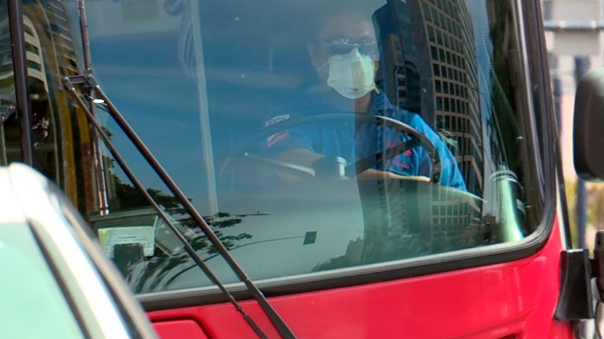 Suspenden a chofer por negarse a llevar a pasajeros sin cubrebocas