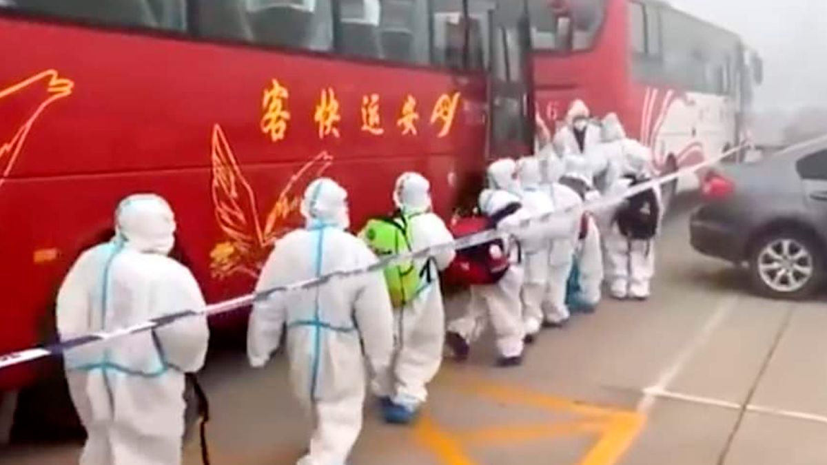 Con trajes de seguridad aislan a estudiantes por brote de Covid-19 en China