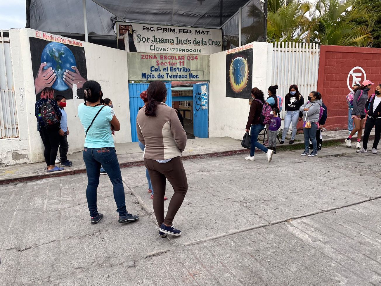 Buscan padres de familia cerrar plantel por contagio de Covid-19