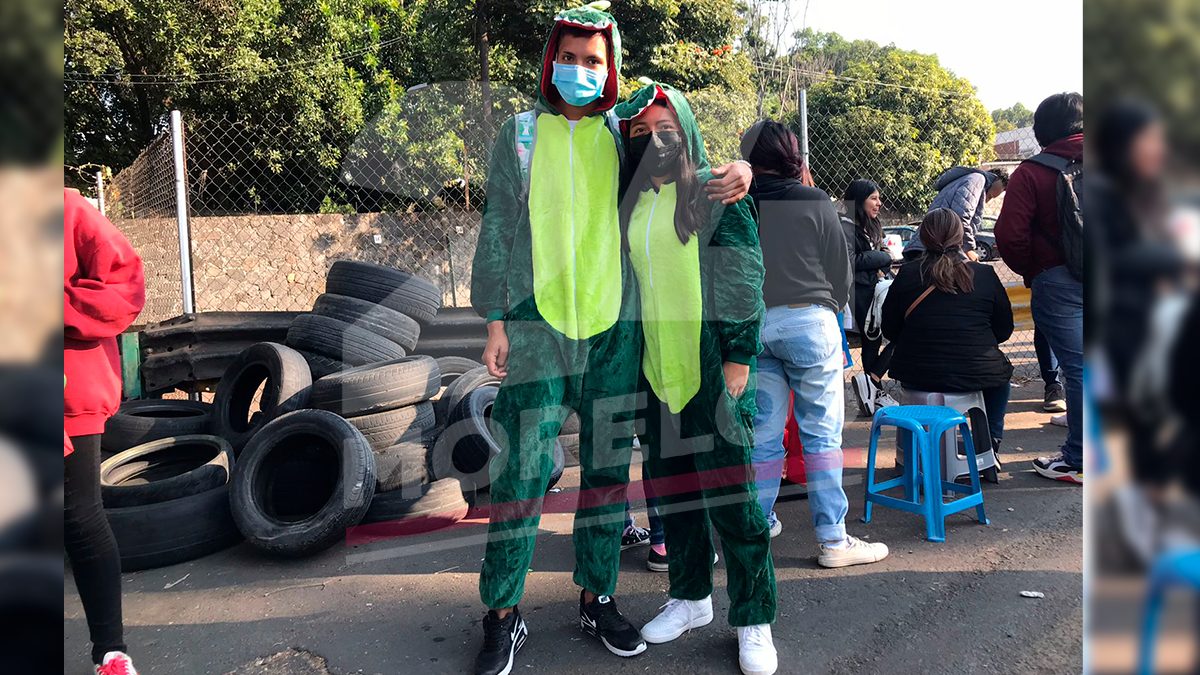 Asistieron a vacunarse en pijama para soportar el frío