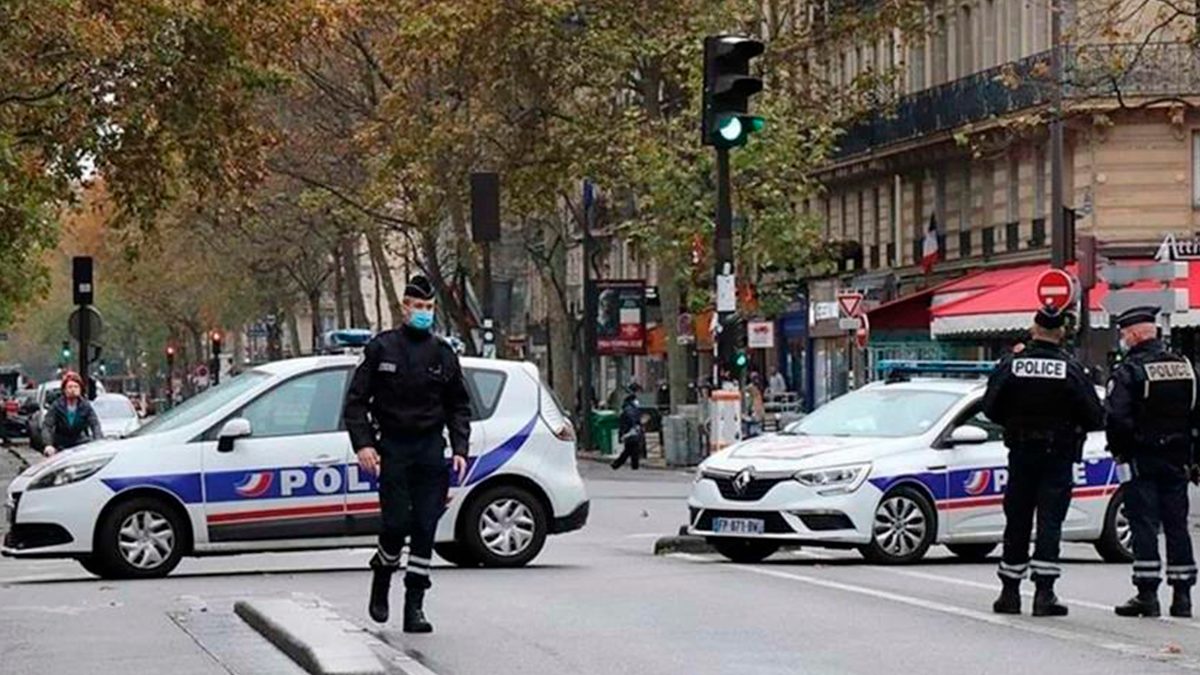 Hombre corta la cabeza de un hombre y se entrega en la comisaría