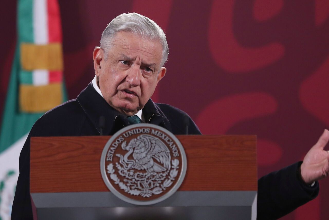 Exhibe AMLO supuestos ingresos de Loret de Mola