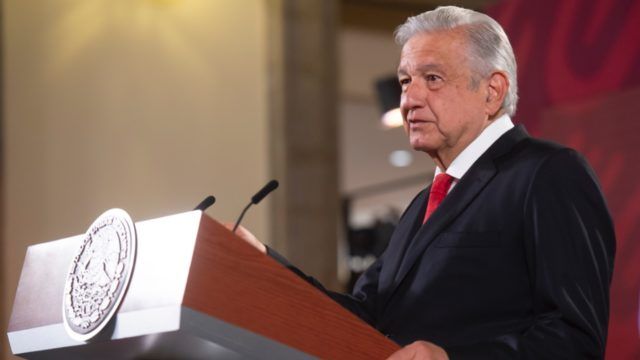 AMLO señala comentarios clasistas durante inauguración del AIFA