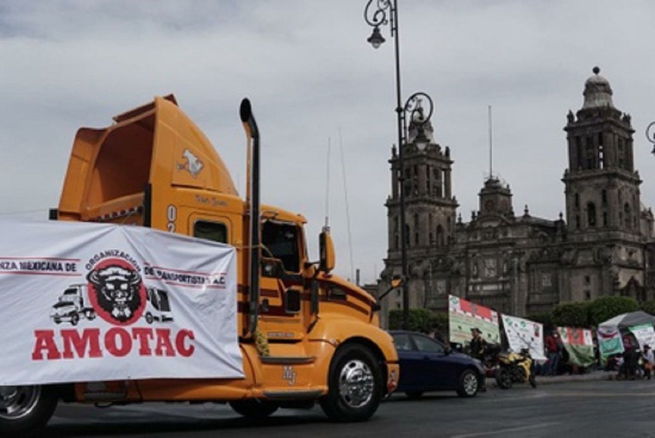 Se realizan bloqueos de transportistas en varias ciudades del país