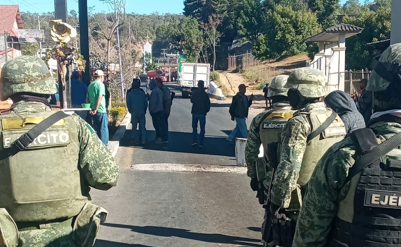 Civiles armados se enfrentan a balazos en Michoacán