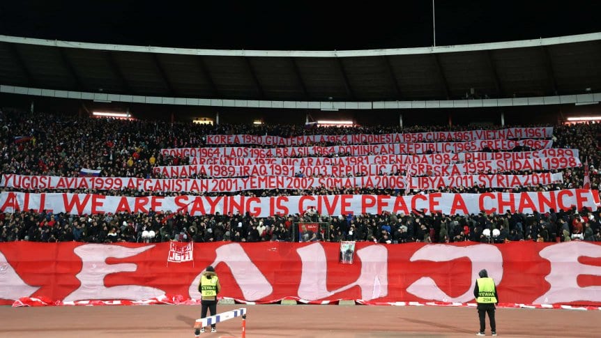 Aficionados serbios recuerdan las invasiones y guerras de EE. UU. y la OTAN