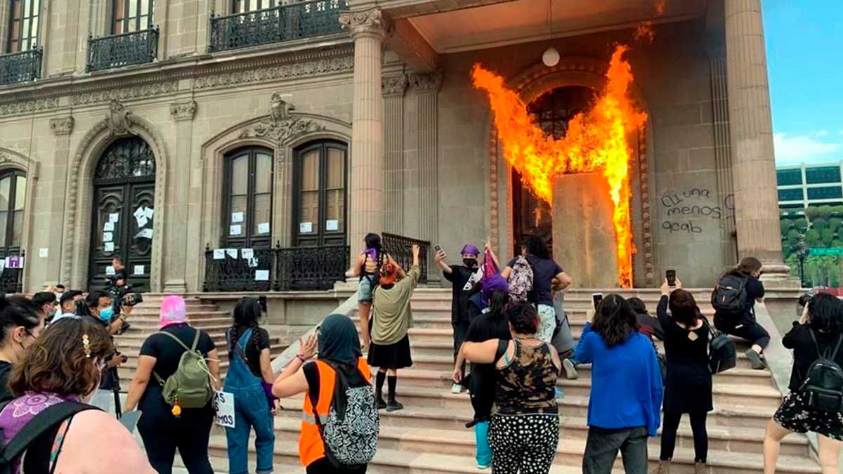 Incendian Palacio de Gobierno de Nuevo Léon por feminicidios