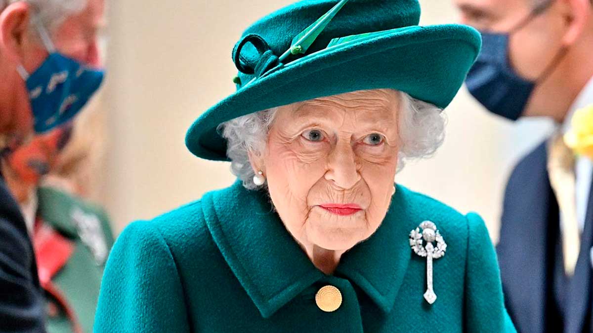 Comparte la reina Isabel II su experiencia tras contraer Covid