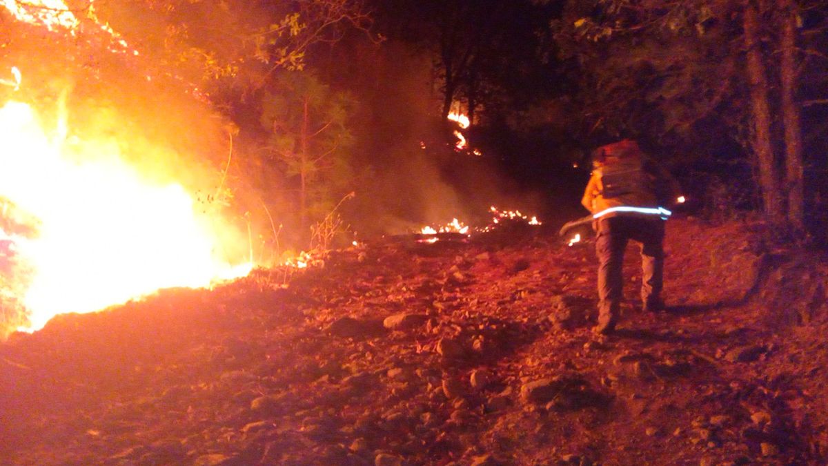 Evacúan tras descontrol por incendio forestal en sierra de Nuevo León