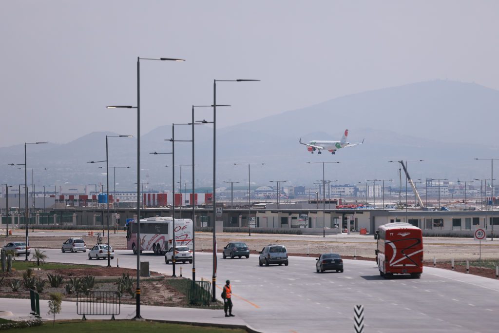 AMLO pide a aerolíneas abrir más vuelos hacia el AIFA