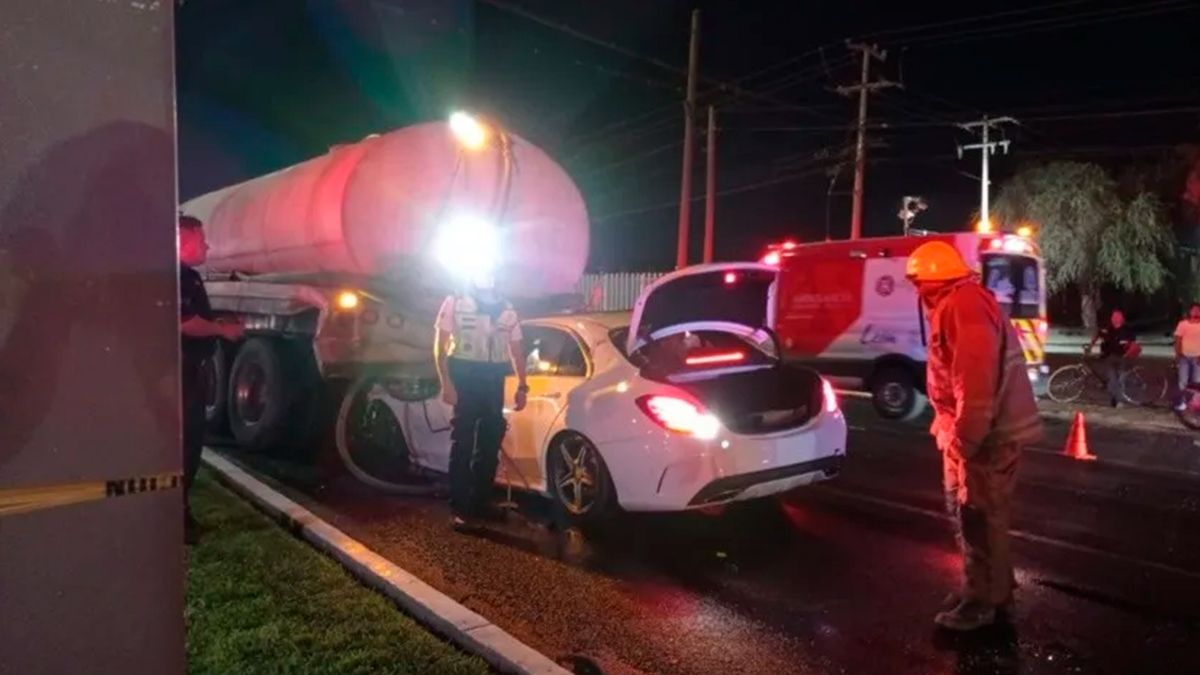 Auto de lujo se impacta con pipa en Guanajuato