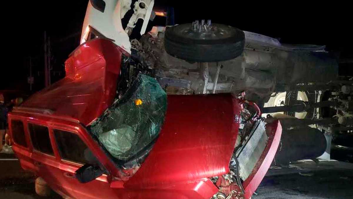 Choque entre camioneta y tráiler deja 6 muertos en Coahuila