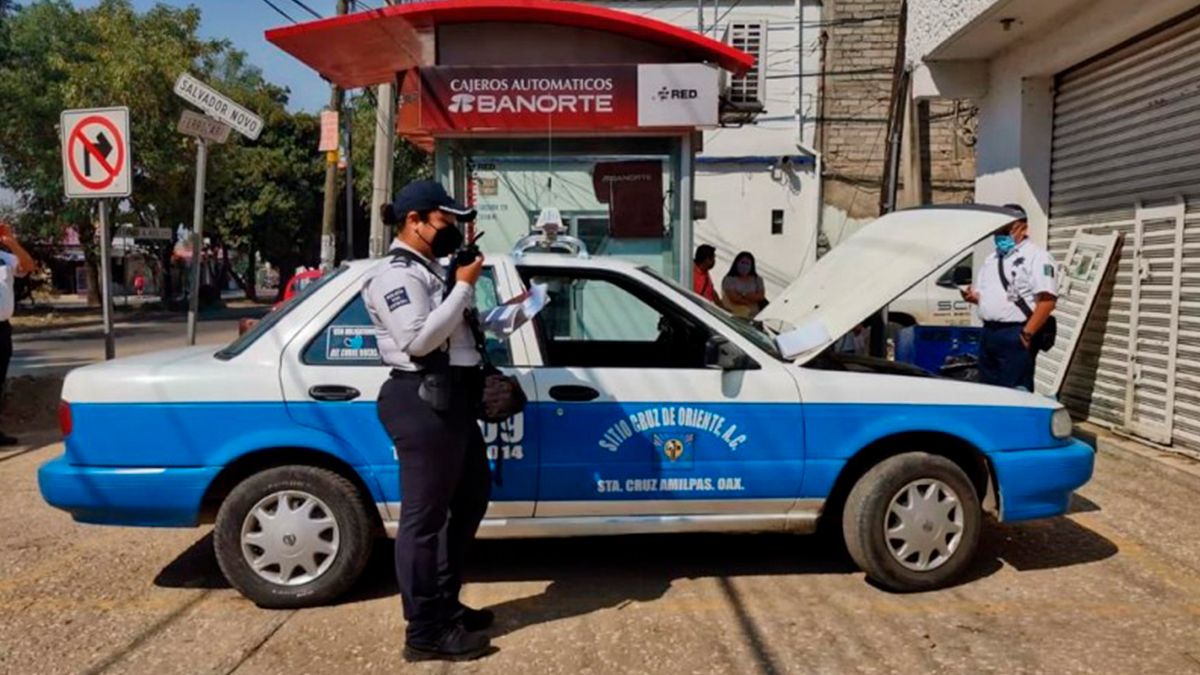Detienen a taxista por agredir verbalmente a pasajeras en Oaxaca