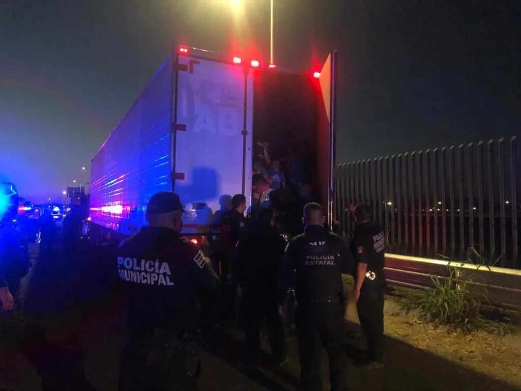 Aseguran a 150 personas migrantes a bordo de un tráiler en Querétaro