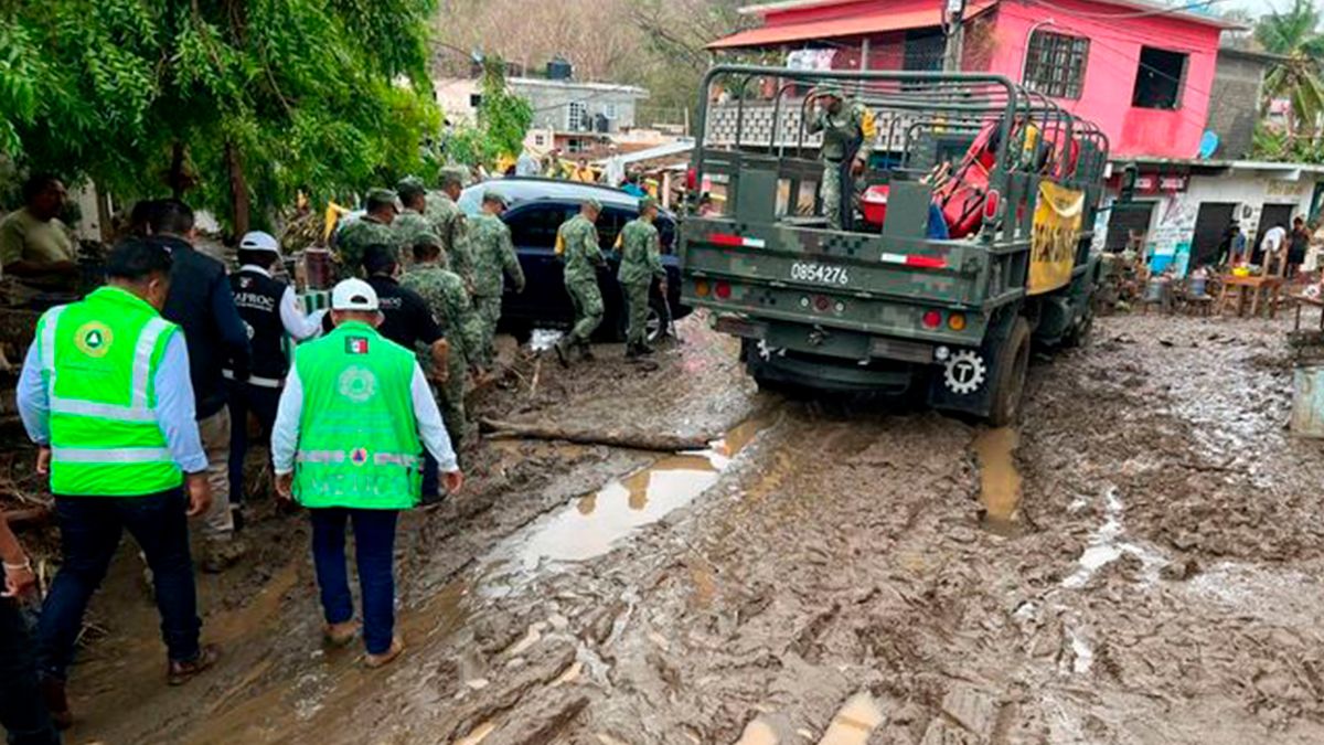 Como medida preventiva suspende clases y aeropuertos en Oaxaca