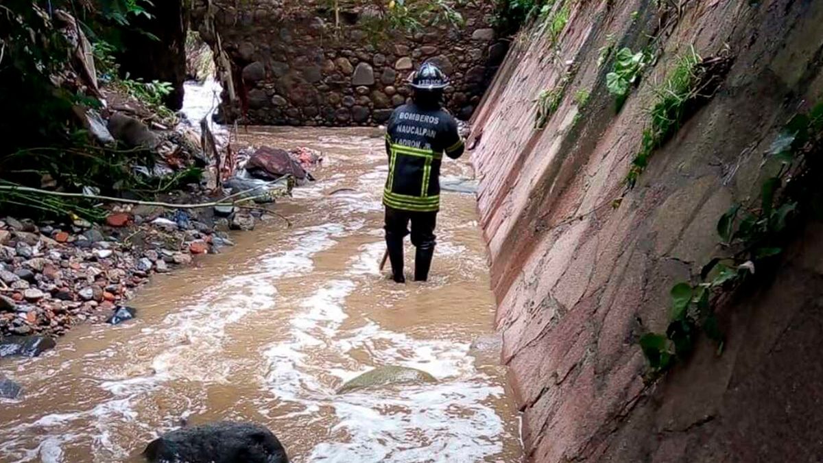 Rescatan cuerpo de mujer arrastrada por lluvias en Naucalpan