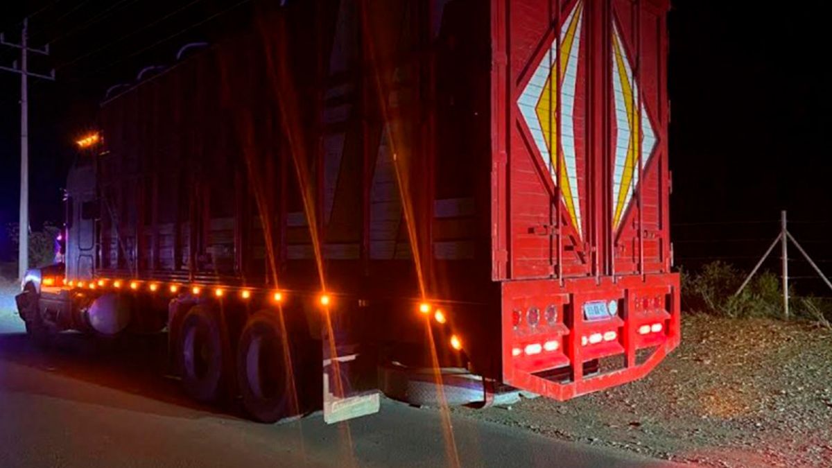 Hallan tráiler con 110 migrantes en Nuevo León