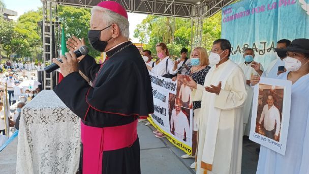Obispo de Cuernavaca critica la estrategia de “abrazos, no balazos” de AMLO  | Proceso
