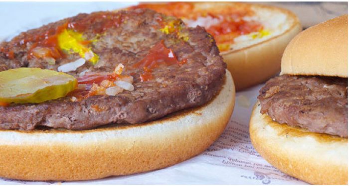Las fuertes promociones que incitan al consumo de la hamburguesa, no han desaparecido el gusto de los mexicanos por la comida nacional. Foto: Especial